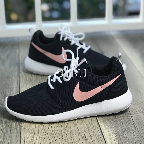 NWT Nike Roshe One Casual Shoes Black WMNS - Picture 5 of 7